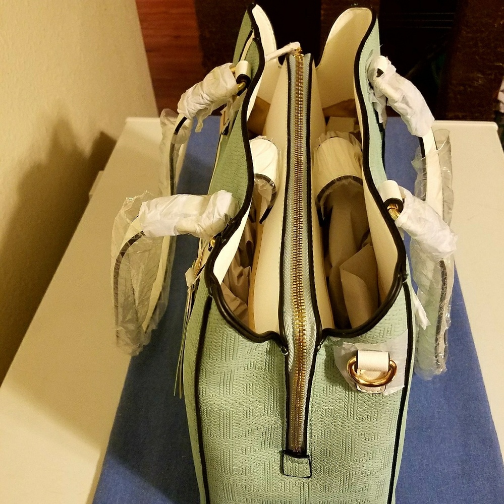 Beautiful Pastel Green Handbag - Picture 5 of 5